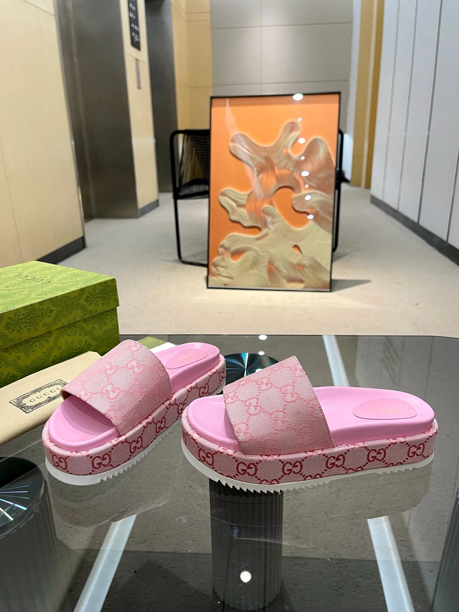 👟👟Ex-factory price 400👟👟 Shipped throughout the year, 200 colors] Gucci’s latest limited edition thick-soled slippers. Top quality for sale. Purchase genuine product for development. The material and workmanship are consistent with the original. Upper: original special printing process. Lining: dyed sheepskin. Outsole: Italian private model outsole. Size: 35-43M standard size. 41, 42, 43 are also customized and cannot be returned. Sole thickness: 5.5cm. Forefoot 4cm.